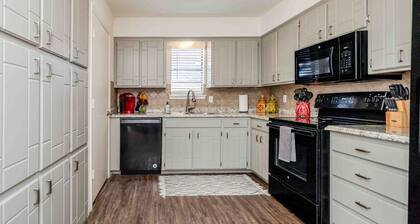 Medi-Park Retreat - Cheerful 2 BD near Hospitals!