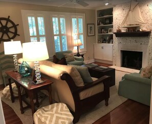 Smart TV, table football - East Beach Cottage and Guest House (St. Simons Island)