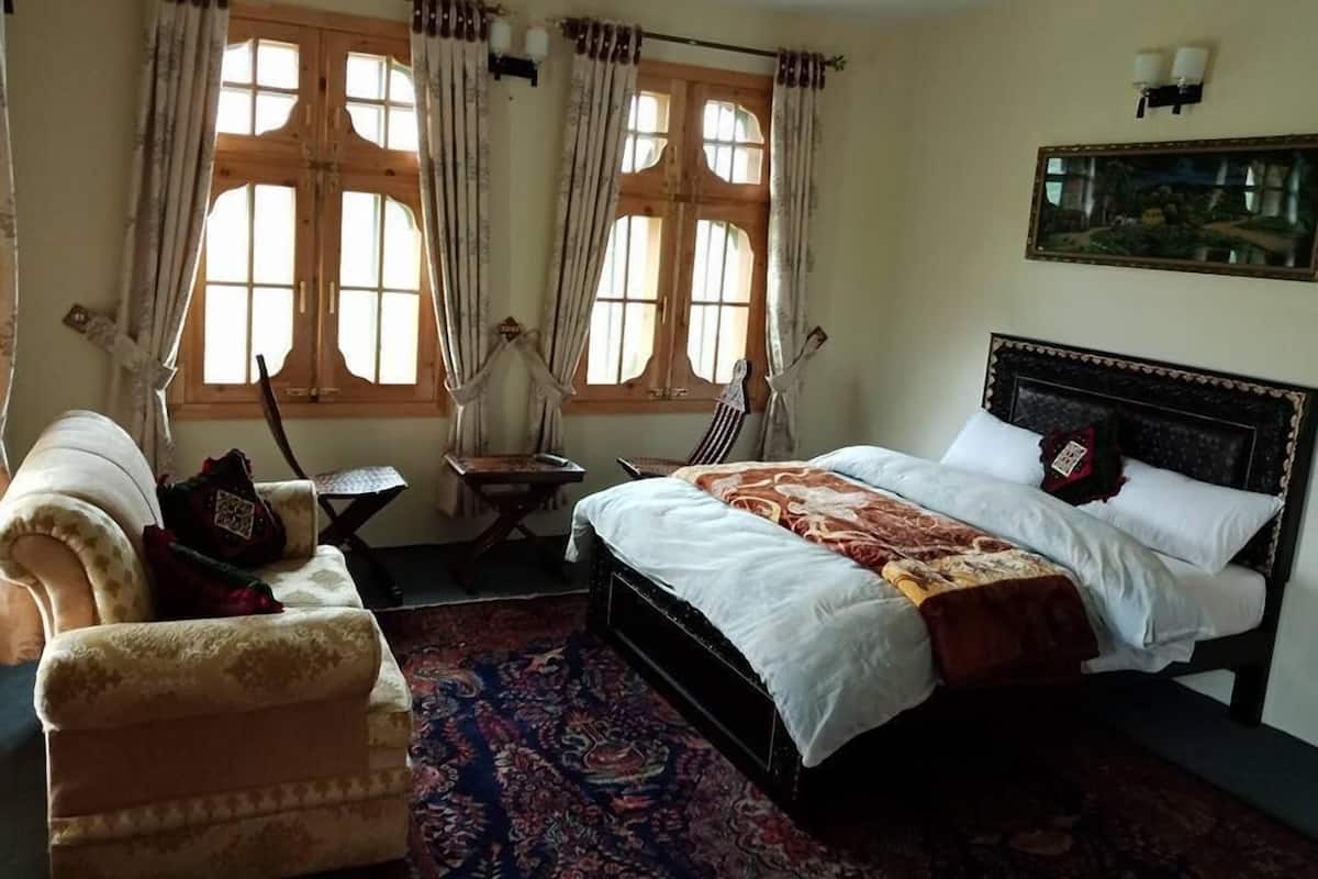 Deluxe Double Room | Iron/ironing board, free WiFi