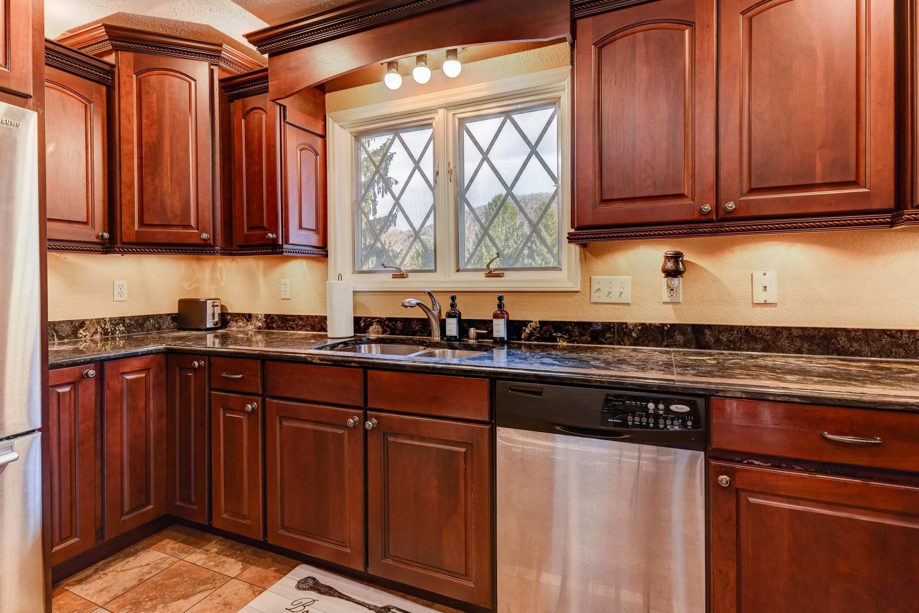 CANE CREEK VILLA! Pool, Game Room, Outdoor Theater! Mountain View!