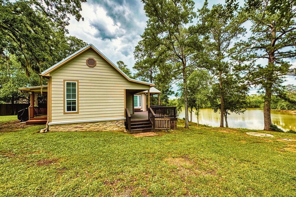 Riverfront house with a party barn & private boat ramp