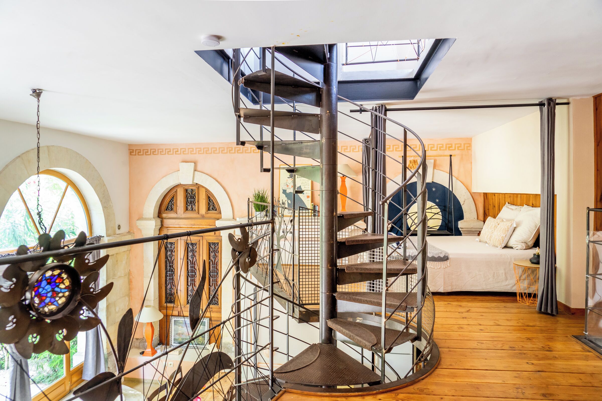 3 habitaciones, escritorio y tabla de planchar con plancha 