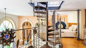 3 bedrooms, desk, iron/ironing board, travel crib