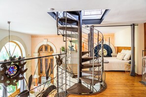 3 makuuhuonetta, työpöytä, silitysrauta/-lauta, vauvan matkasänky