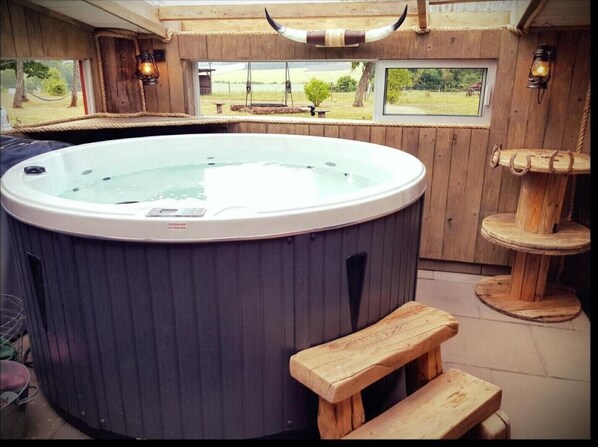 Indoor spa tub - Holiday Home @ EddyLou Ranch (Hallands län)