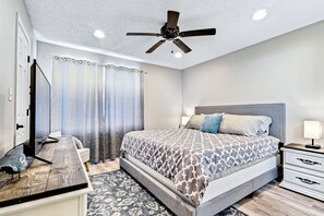 2 bedrooms, iron/ironing board, Internet, bed sheets - Dog-friendly townhome with private deck, charming interior, washer/dryer & AC (Gulf Breeze)