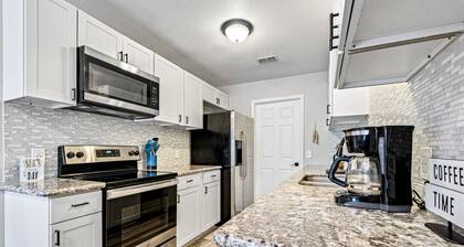 Dog-friendly townhome with private deck, charming interior, washer/dryer & AC