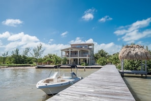 Property grounds - Beachfront suite with reef views - pool, bikes, canoes, dock, and grill access (Caye Caulker)