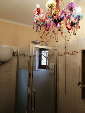 Chuveiro, secador de cabelo, bidê, toalhas de banho