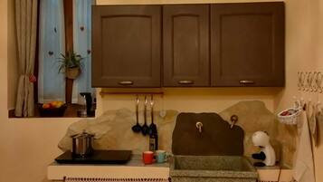 Kühlschrank, Mikrowelle, Herdplatte, Wasserkocher mit Kaffee-/Teezubehör