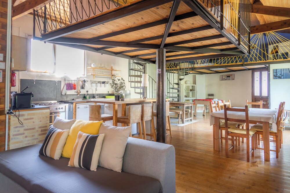 Spacious apartment for 8 persons in renovated Couvent les Ursulines, Pézenas