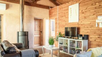 Smart TV, fireplace, DVD player, table tennis