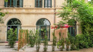 A historic building with a symmetrical facade, arched windows, and a central tower. - Aura - Apartment for 8 persons in renovated Couvent les Ursulines, Pézenas (Pézenas)
