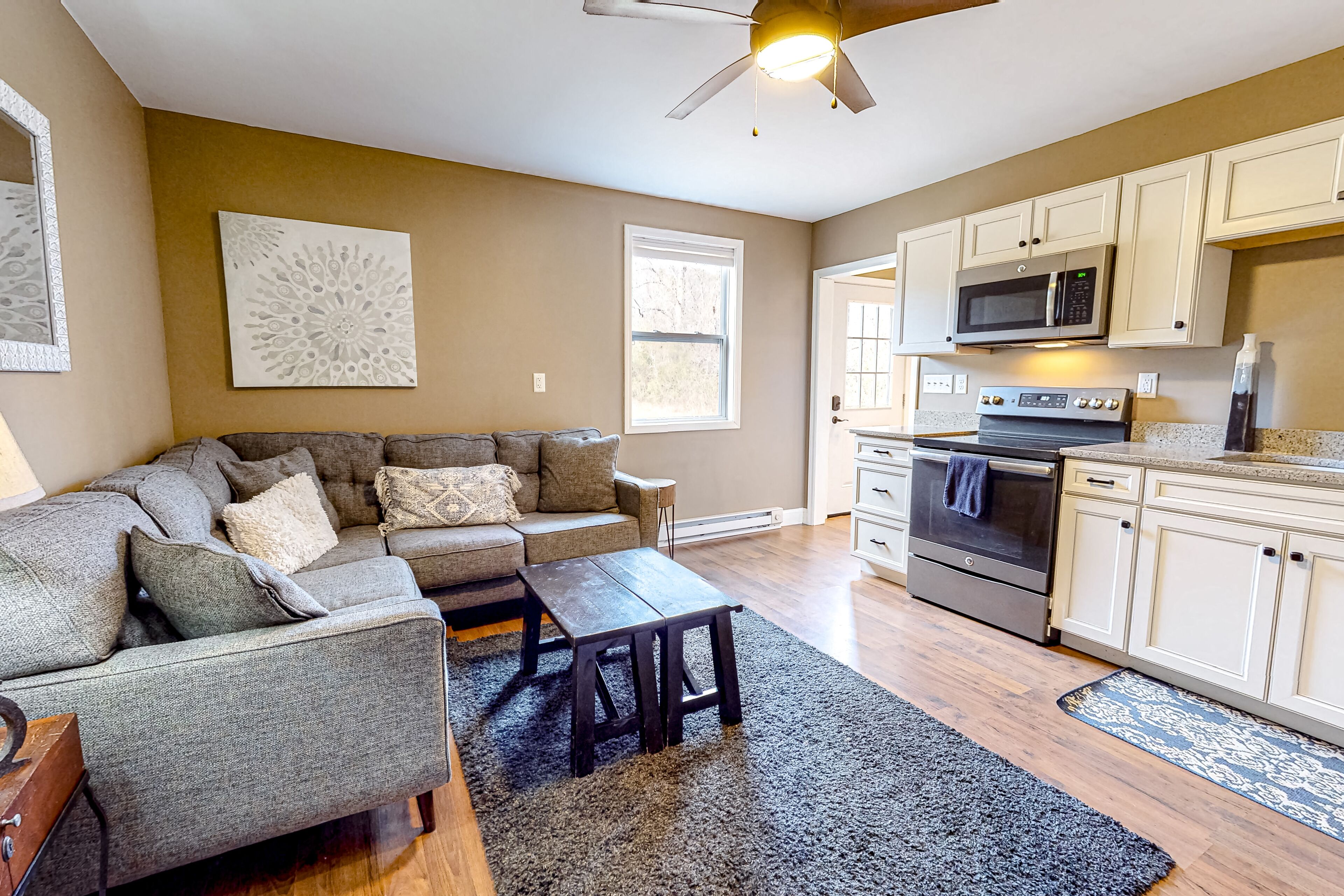 Newly-renovated stay with a patio and well-equipped kitchen - dog-friendly