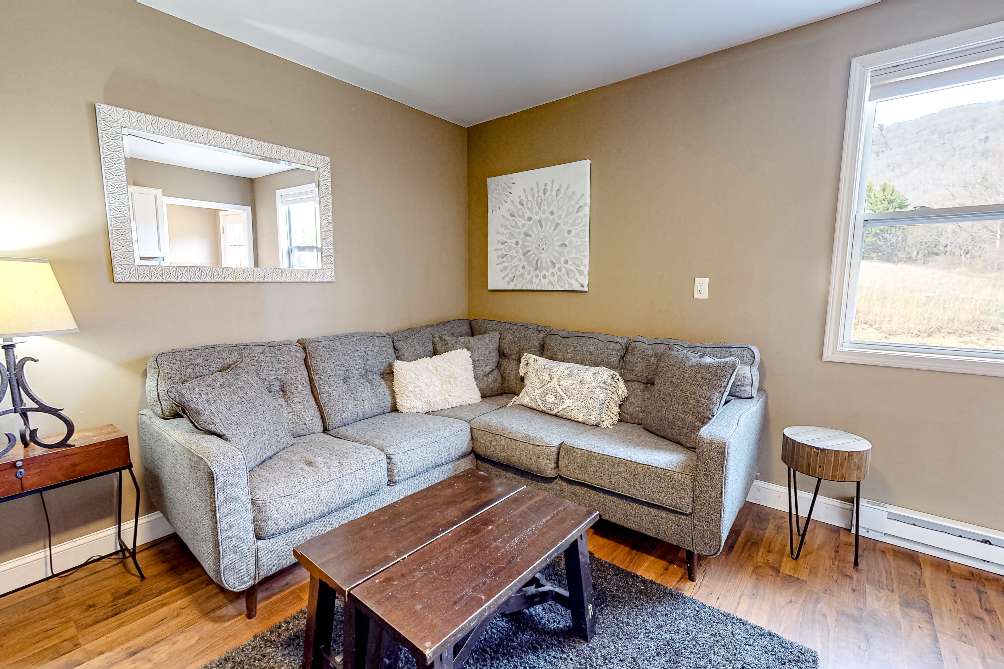 Newly-renovated stay with a patio and well-equipped kitchen - dog-friendly