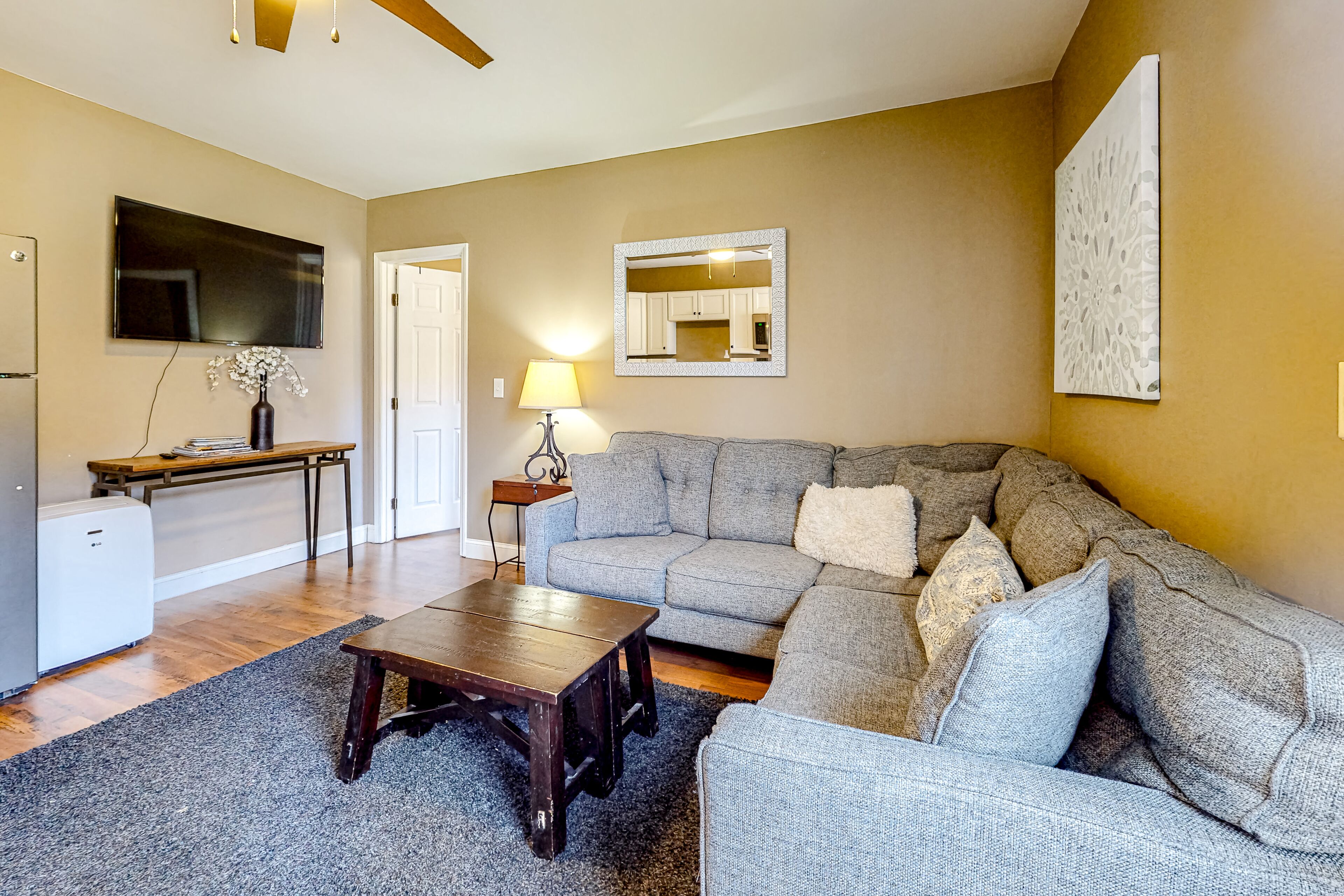 Newly-renovated stay with a patio and well-equipped kitchen - dog-friendly