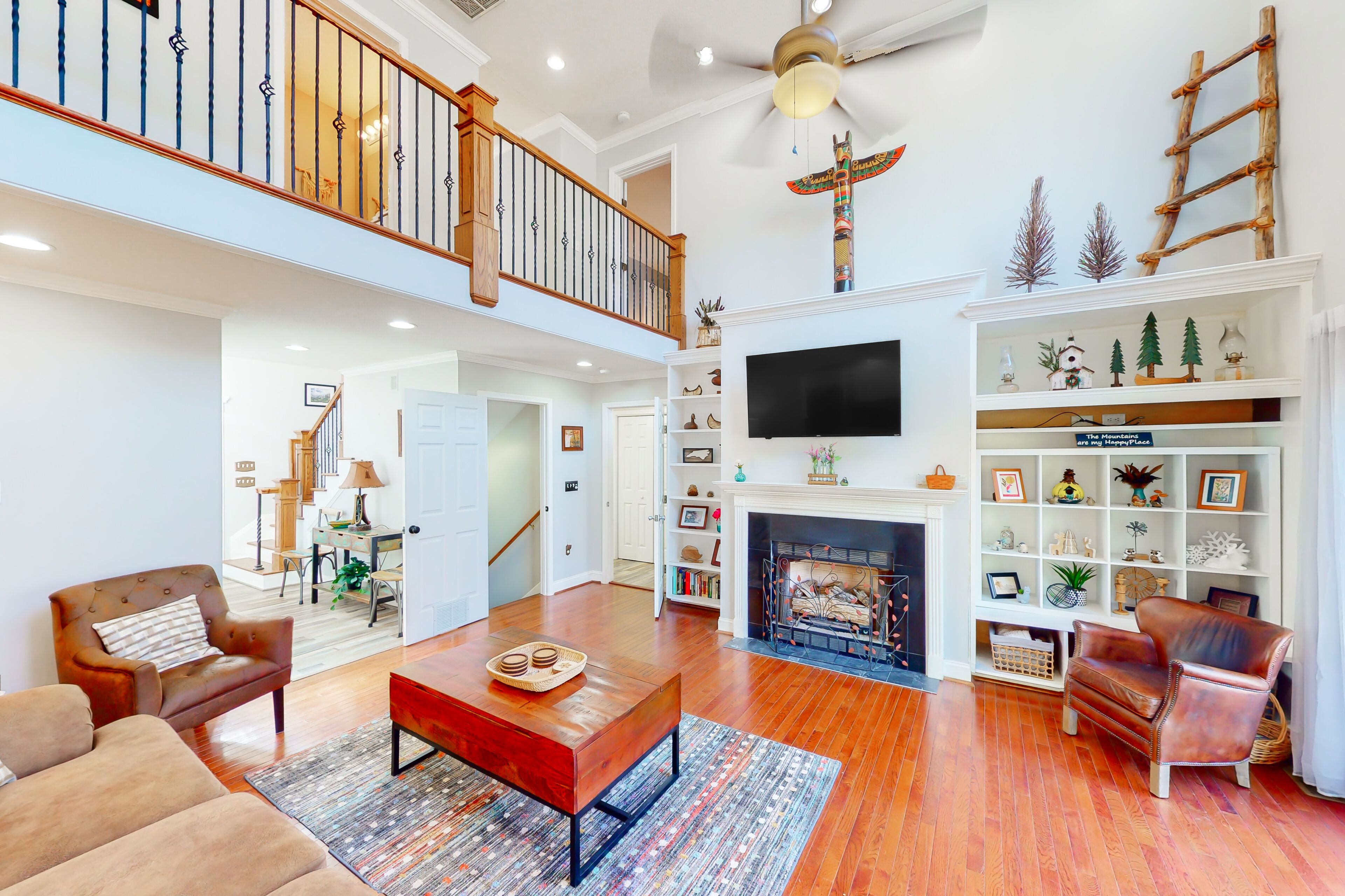 Spacious home with seasonal mountain view, firepit, hammock, patio, & fireplace