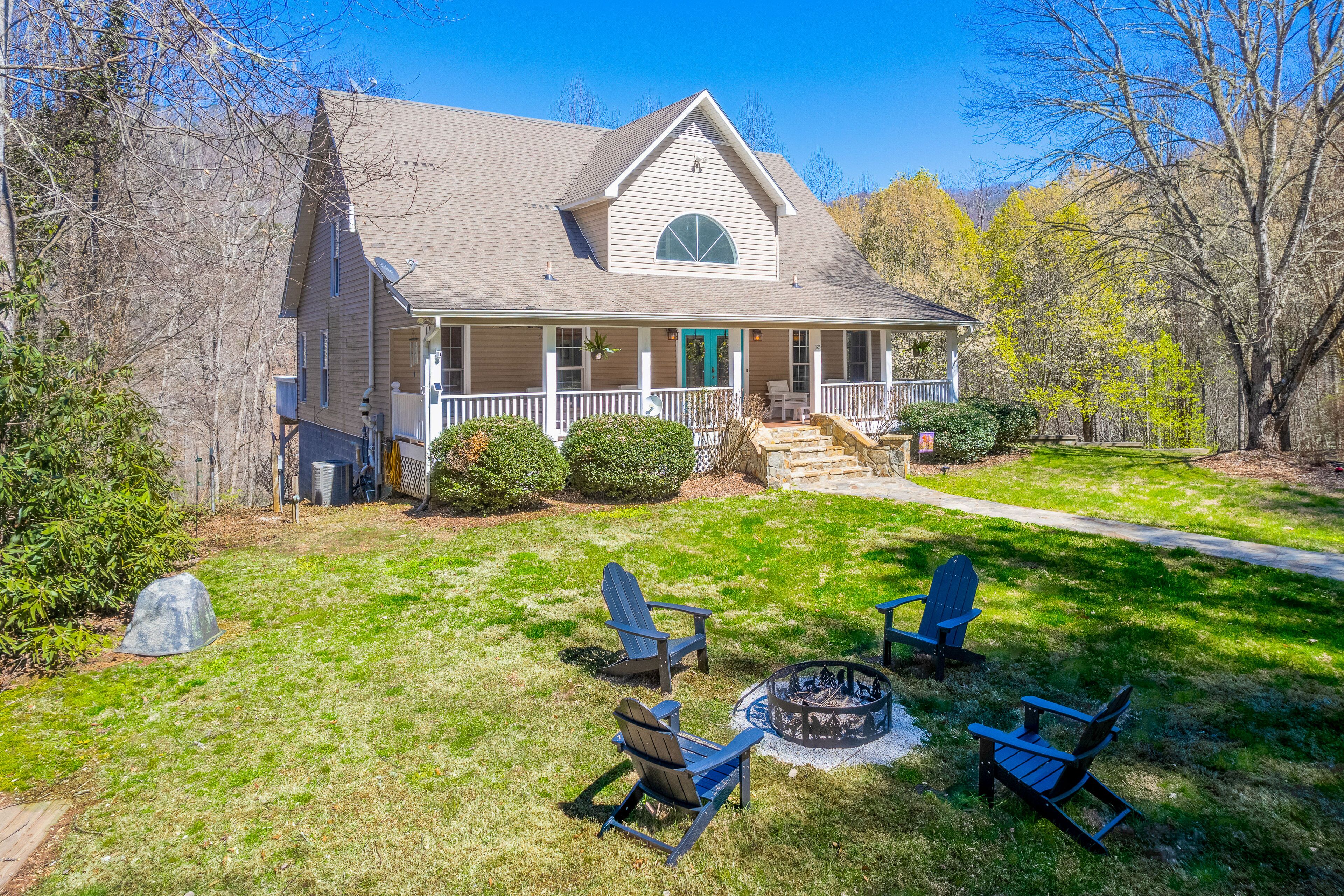 Spacious home with seasonal mountain view, firepit, hammock, patio, & fireplace