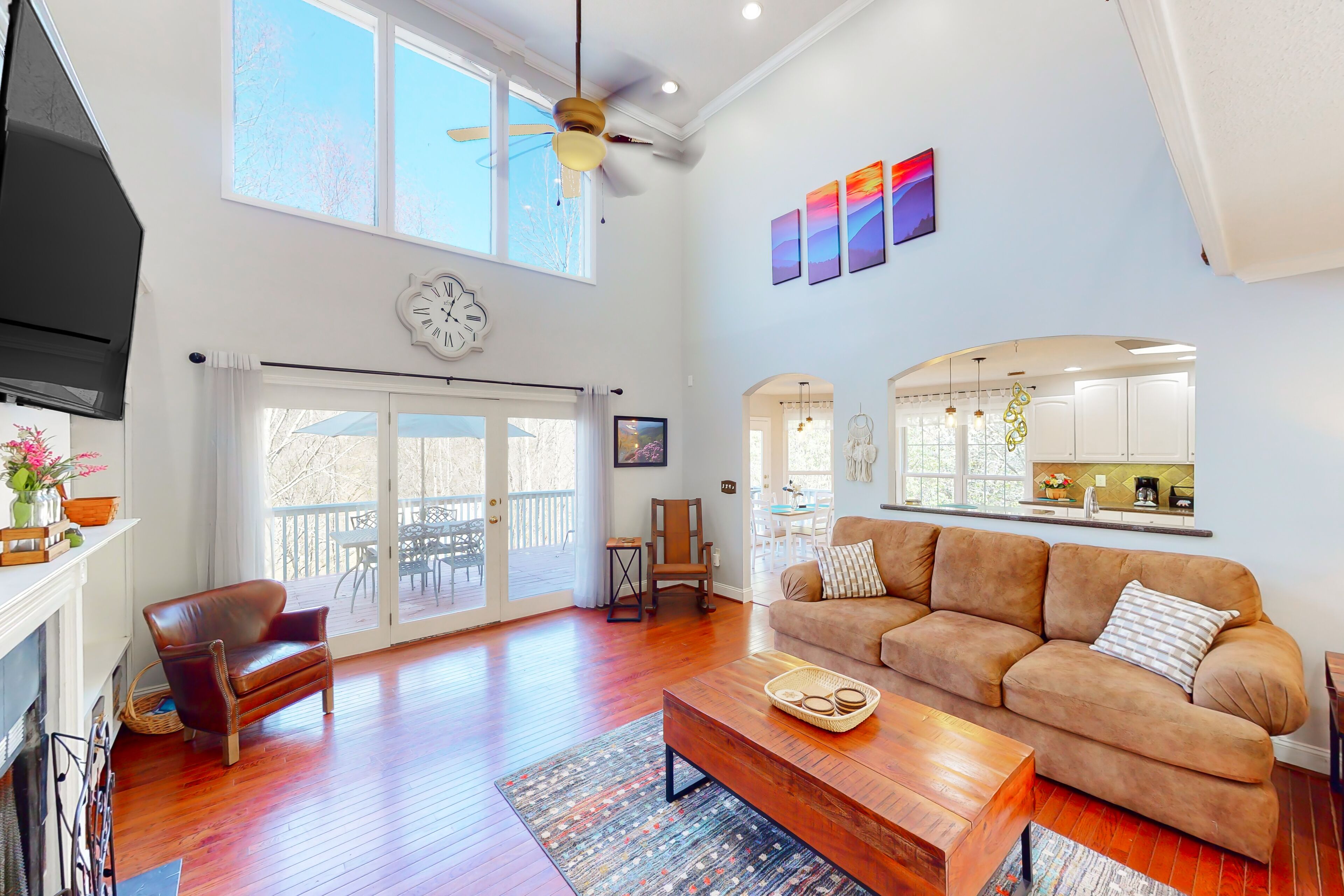 Spacious home with seasonal mountain view, firepit, hammock, patio, & fireplace