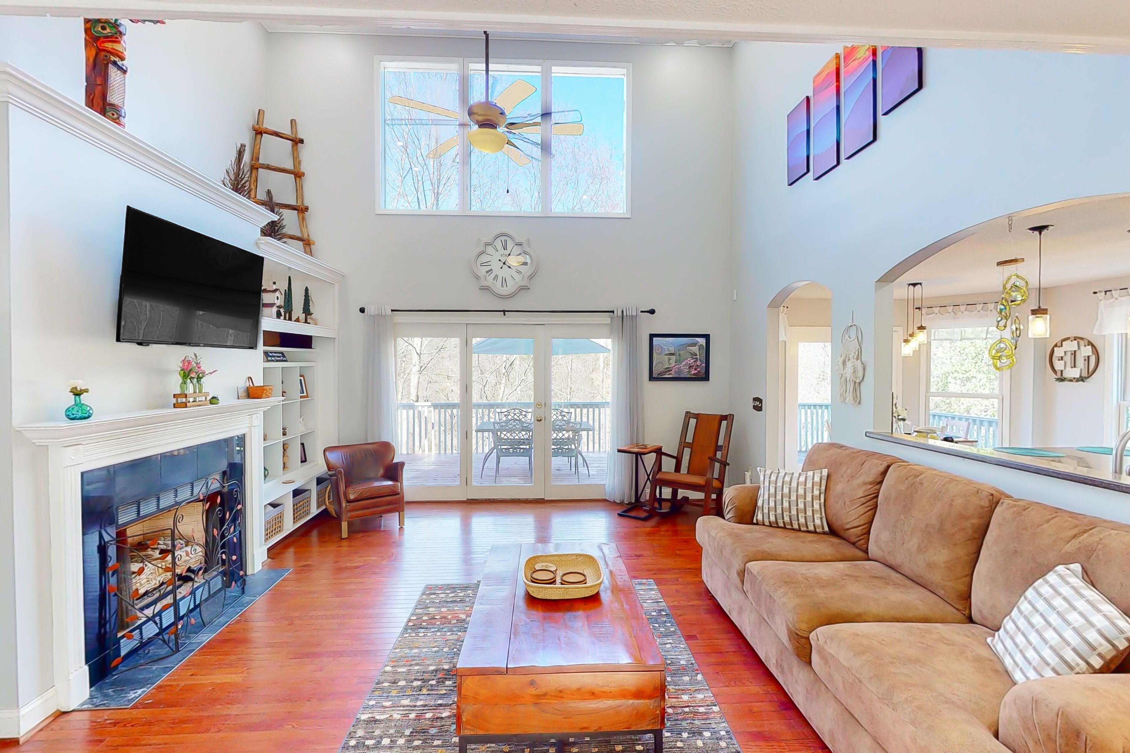 Spacious home with seasonal mountain view, firepit, hammock, patio, & fireplace