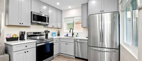 Réfrigérateur, micro-ondes, four, plaque de cuisson