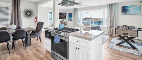 冷蔵庫、電子レンジ、オーブン、コンロ