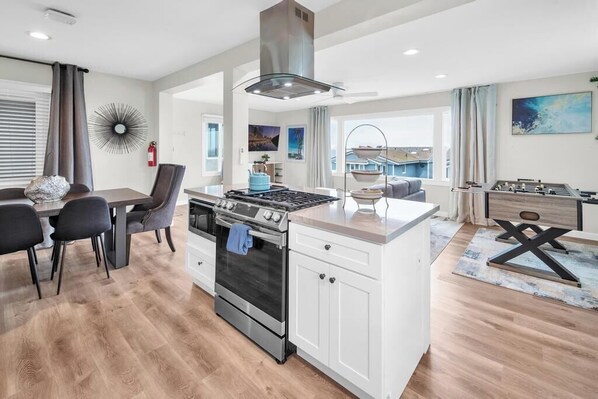 冷蔵庫、電子レンジ、オーブン、コンロ