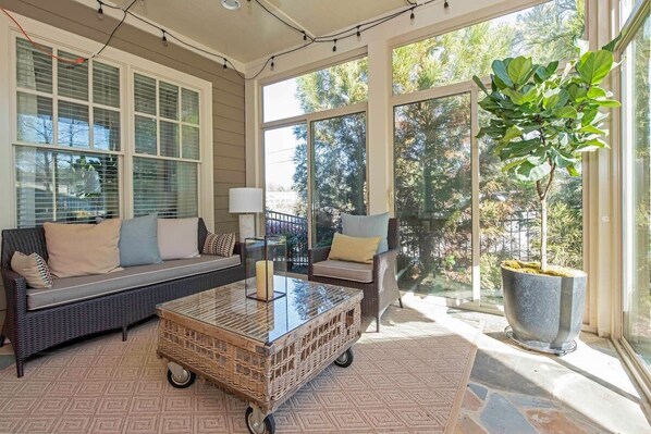 Televisión, chimenea y oficina