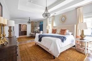 4 habitaciones, escritorio, tabla de planchar con plancha y wifi