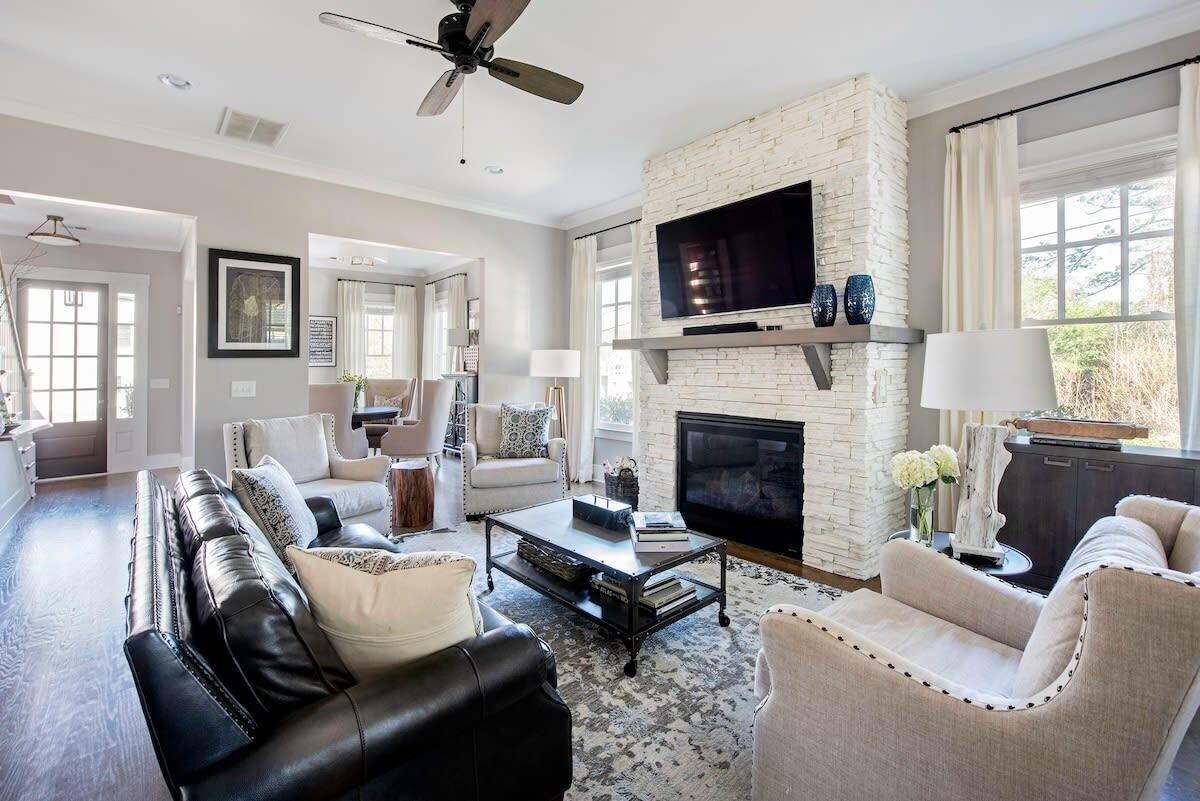 Televisio, takka, työhuone