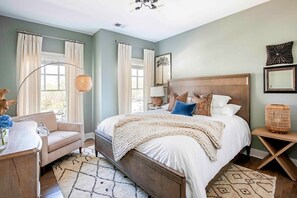 4 bedrooms, desk, iron/ironing board, WiFi