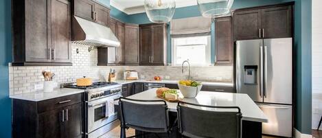 Refrigerador, microondas, horno, placa de cocina