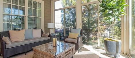 Télévision, cheminée, espaces bureaux