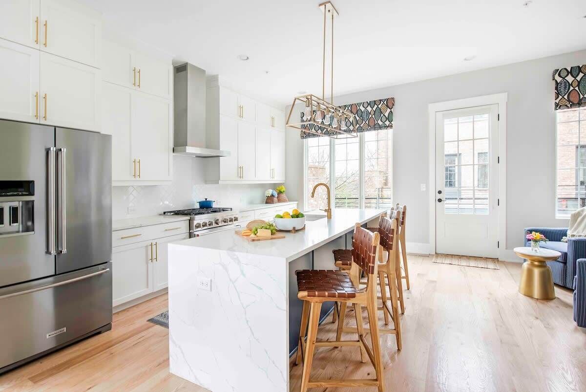 冷蔵庫、電子レンジ、オーブン、コンロ