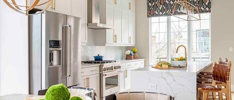 Réfrigérateur, four à micro-ondes, un four, surface de cuisson