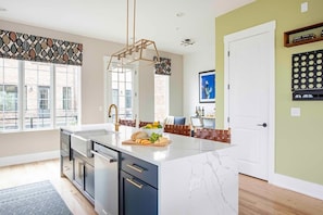 Fridge, microwave, oven, stovetop - Sky's the Limit (Atlanta)