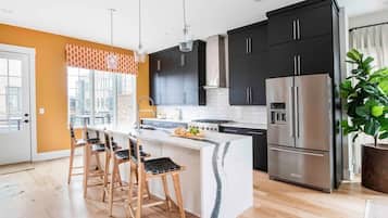 冰箱、微波炉、烤箱、炉灶