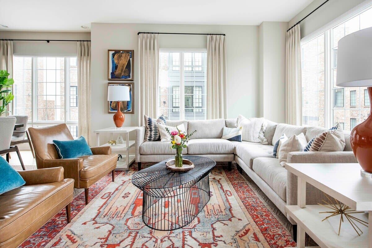 Una televisión, una oficina