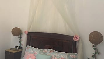 1 dormitorio, tabla de planchar con plancha, wifi y ropa de cama