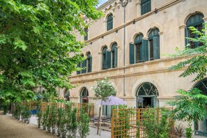 Terrace/patio - Octopus - large apartment and swimming pool in historic convent in Pézenas (Pézenas)