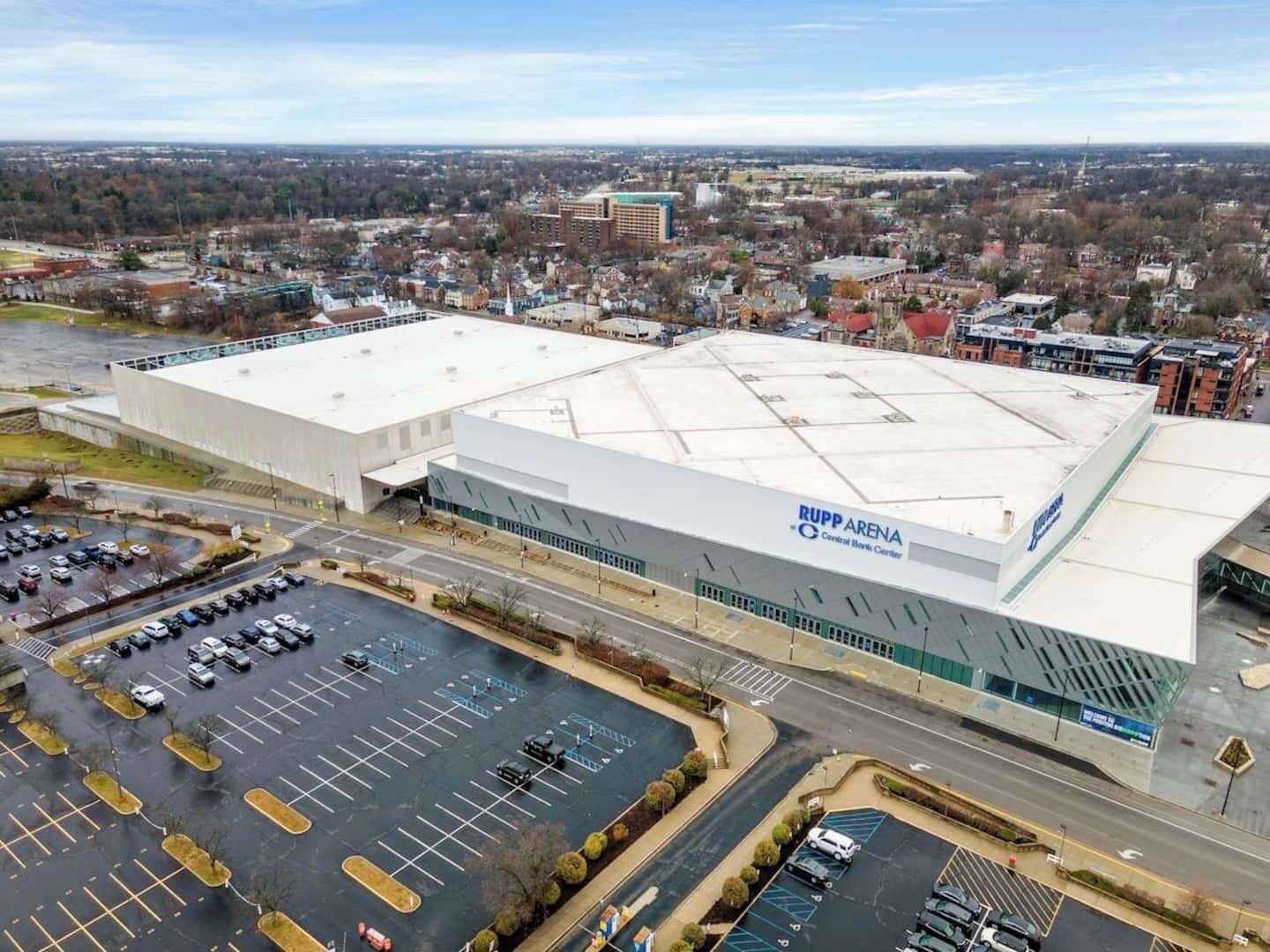 Een groot, modern gebouw met een plat dak en een bord waarop staat: 'RUPP ARENA - Central Bank Center'.