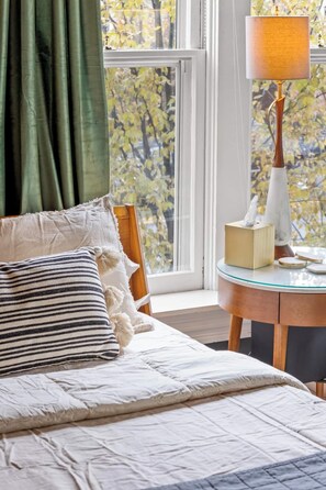 2 bedrooms, iron/ironing board, free WiFi, bed sheets - Walk to Gatton Park, Distillery District & Rupp Arena, Historic Carriage House (Lexington)