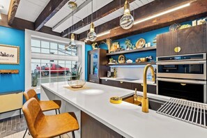 Geladeira, micro-ondas, fogão, cooktop