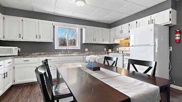 KĂŒhlschrank, Mikrowelle, Ofen, Herdplatte