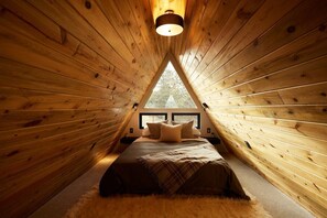 2 bedrooms, iron/ironing board - Elwood's A-frame · Modern A-frame w/ hot tub + view (Florissant)