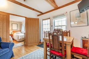 2 bedrooms, individually decorated, individually furnished, free WiFi - Wisteria Suite (Dartmouth)