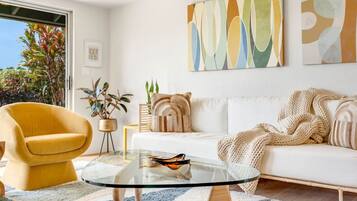 Smart TV, ping pong, books, stereo