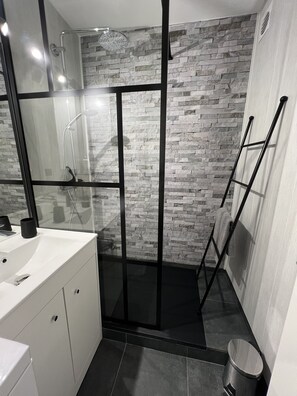Een douche, een haardroger, handdoeken