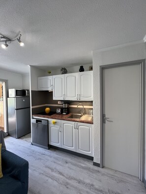 Een koelkast, een microgolfoven, een kookplaat, een vaatwasser