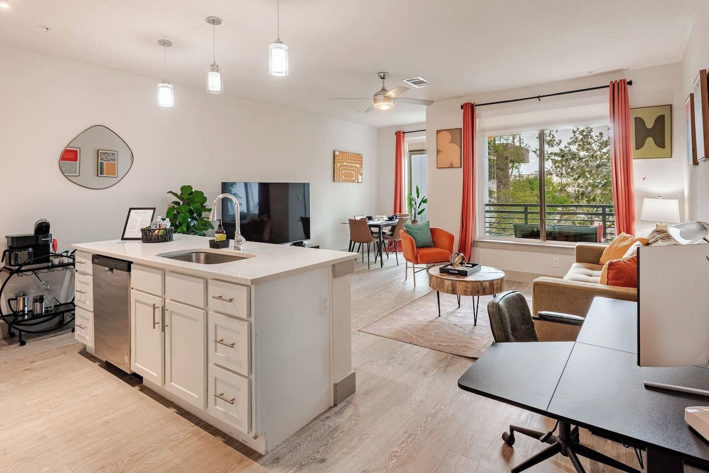 Fernseher, Kamin, Videospielkonsole, DVD-Player